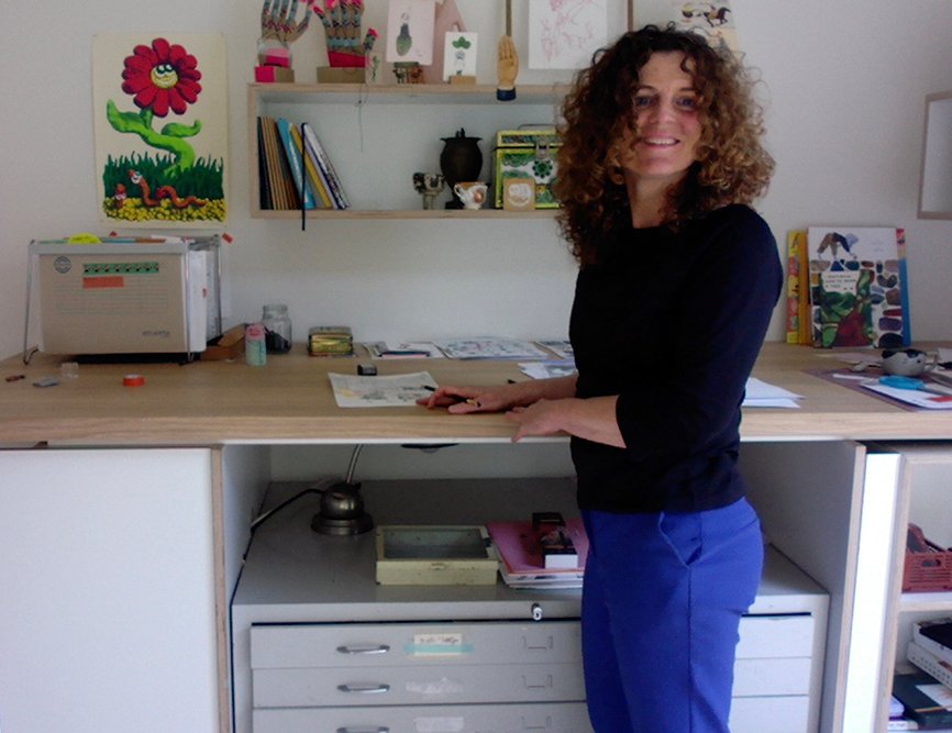 claudi_kessels_portret_studio Claudi Kessels in haar studio, aan het werk aan een illustratie.