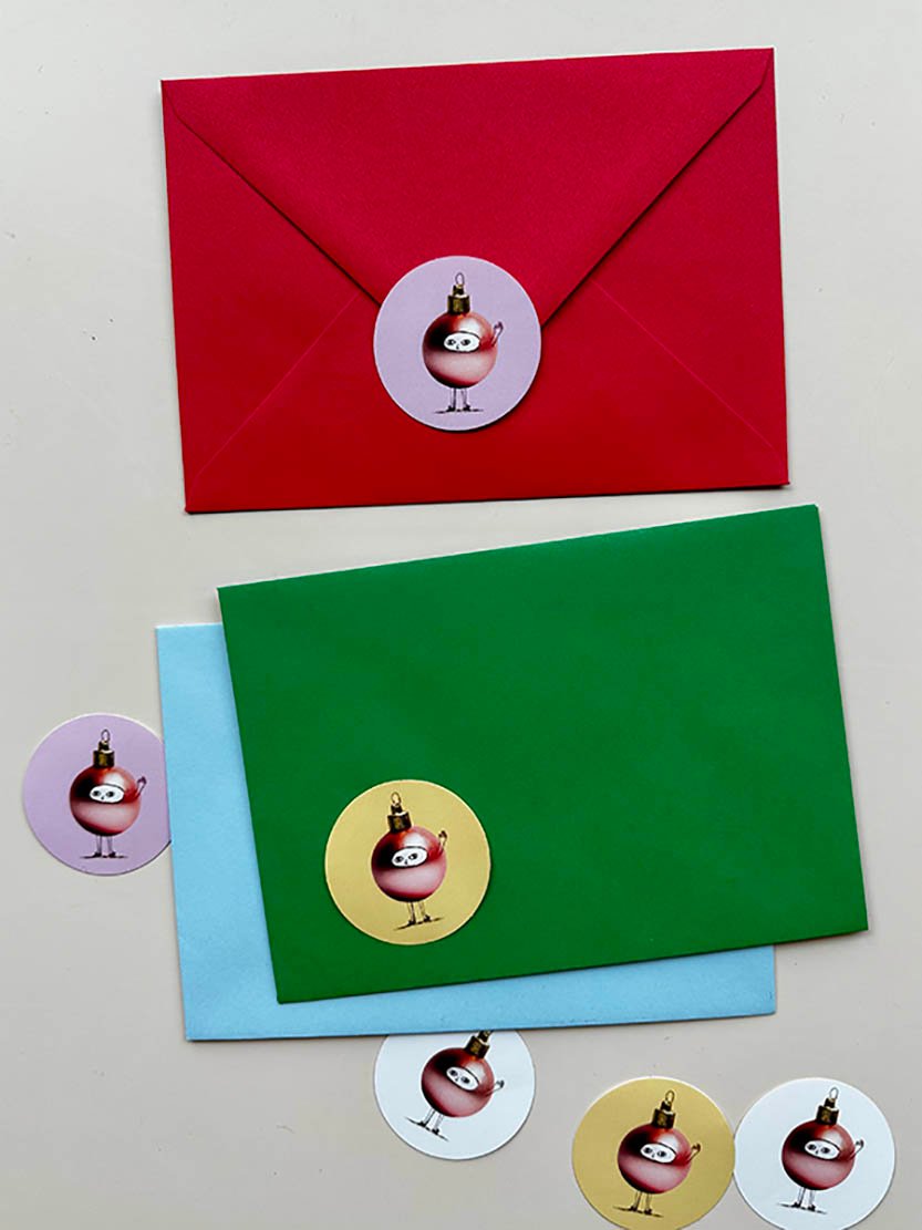 gekleurde enveloppen met stickers om de Kerstpost compleet te maken