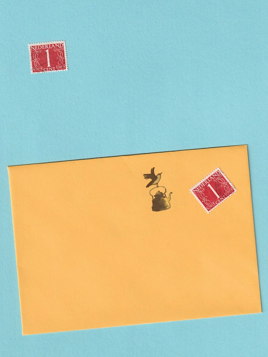 gele envelop met kleine illustratie van een vogel die fluitketel draagt