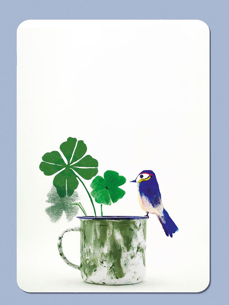 Illustratie van een geëmailleerde groene mok met klavertjes en een blauw vogeltje op de rand.